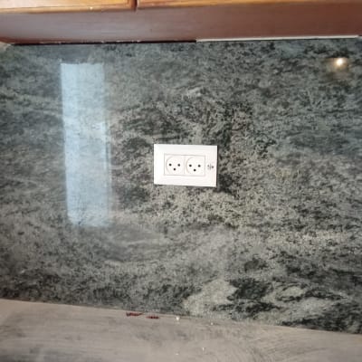 שקע חשמל כפול על קיר שיש אפור