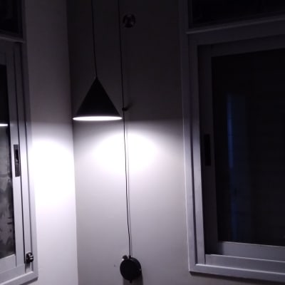 מנורה תלויה עם חוט חשמל ושקע בקיר