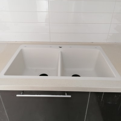 כיור כפול משיש במטבח מודרני