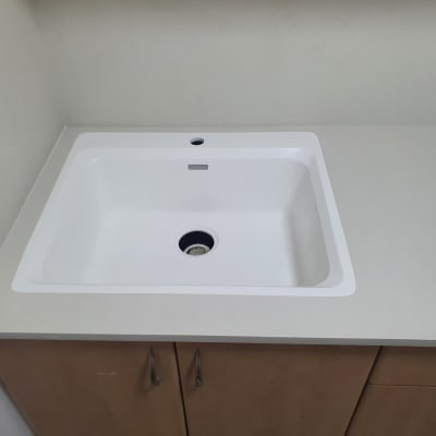 כיור משובץ בשיש בהיר במטבח