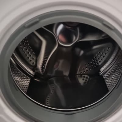 תוף מכונת כביסה פתוח עם דלת פתוחה