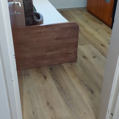 רצפת פרקט עץ בחדר שינה עם מיטה וארון