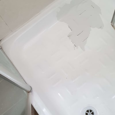 מגש מקלחת לבן עם כתם צבע אפור