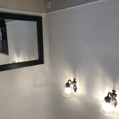 קיר צבוע בלבן עם טיח מחוספס