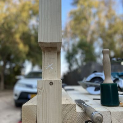 עבודת עץ עם כלים על שולחן עבודה בחוץ