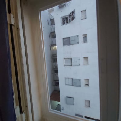 חלון אלומיניום עם מסגרת לבנה