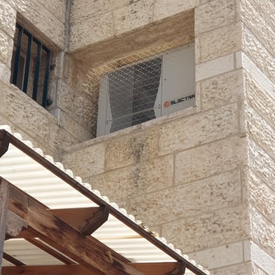 רשת מונעת כניסת יונים על מזגן קיר