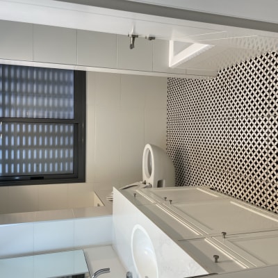 חדר אמבטיה עם כיור, ארון ושירותים