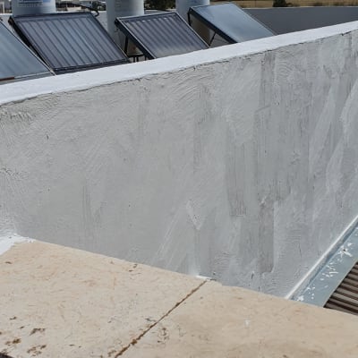 קיר אטום עם שכבת איטום לבנה