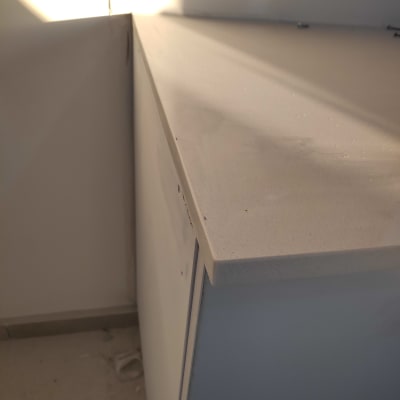 משטח שיש בהיר על ארון במטבח