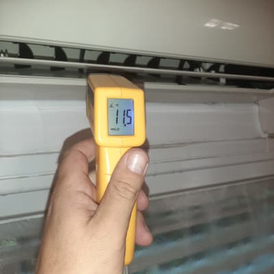 מדחום דיגיטלי מודד טמפרטורה ממזגן