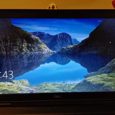 מסך מחשב נייד דל עם תמונת נוף