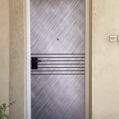 דלת עם טפט אפור ודוגמת פסים אלכסוניים