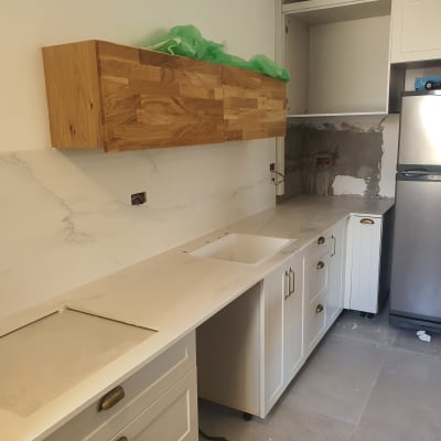 משטח שיש לבן עם כיור במטבח חדש