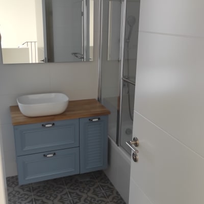 חדר אמבטיה עם כיור, מקלחון ומראה