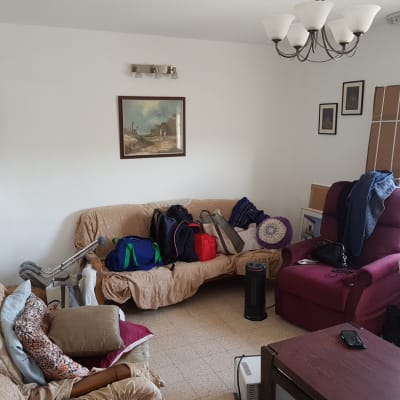 תמונה של ציור נוף תלוי על קיר בסלון