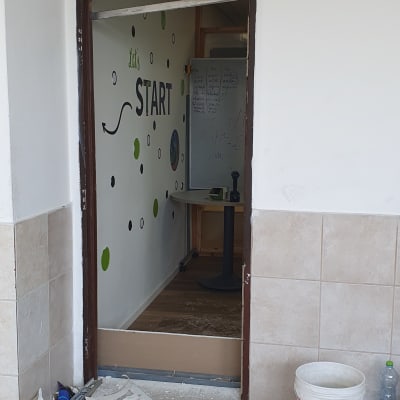 דלי עם חומרי בנייה, שאריות גבס על הרצפה