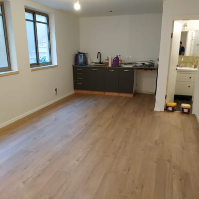 רצפת פרקט עץ בחדר עם מטבחון