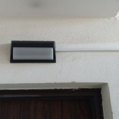 מנורת קיר שחורה עם כבל חשמל לבן