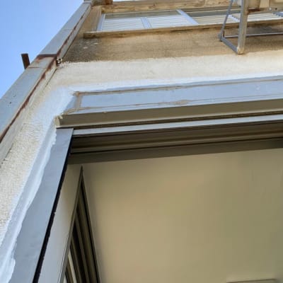 איטום מסגרת חלון עם חומר איטום אפור