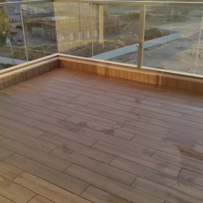 רצפת עץ עם סימני מים לאחר ניקוי