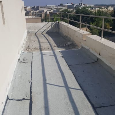 גג עם יריעות איטום אפורות ומעקה מתכת