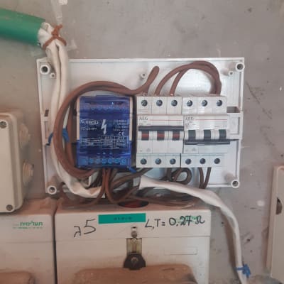 לוח חשמל עם מפסקים וחוטים חומים