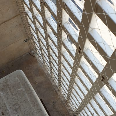 רשת למניעת כניסת יונים על מרפסת