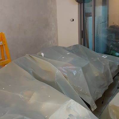 סולם צהוב, יריעות פלסטיק, קיר צבוע חלקית