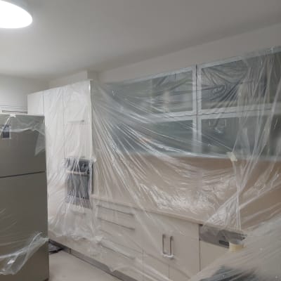 מטבח מכוסה בניילון לקראת צביעה