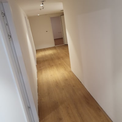 מסדרון עם רצפת עץ נקייה ומוארת