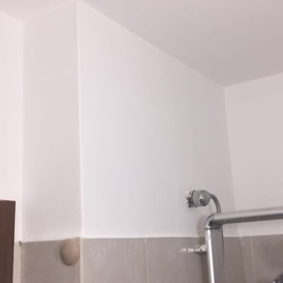 קיר צבוע בלבן ליד מקלחת