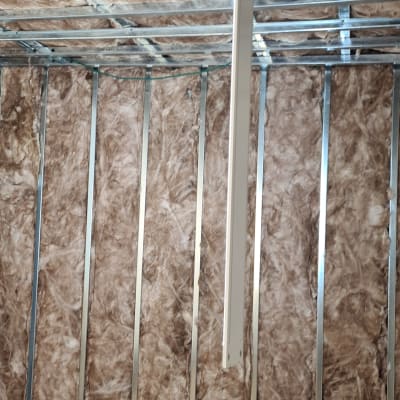 קירות עם בידוד תרמי ומסגרות מתכת בתהליך שיפוץ