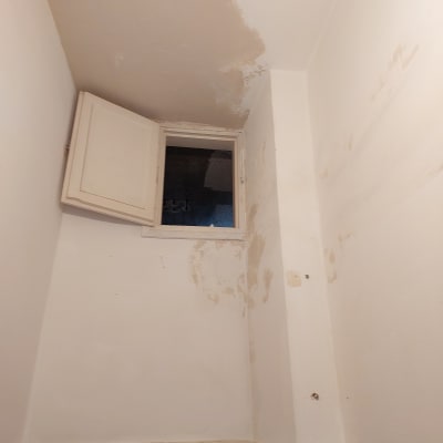 קיר ותקרה עם תיקוני צבע וטיח