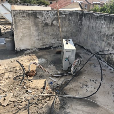 יחידת מיזוג אוויר על גג עם קירות אטומים