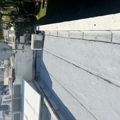 גג אטום עם יריעות ביטומניות ואנטנה