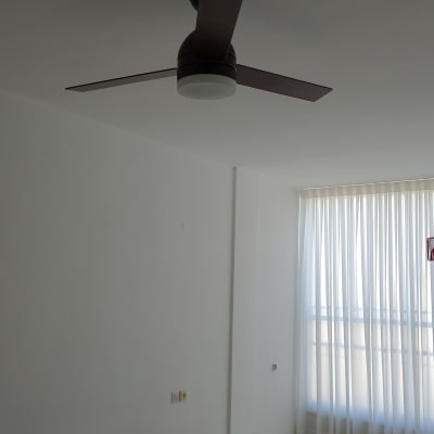 מאוורר תקרה מותקן, קופסאות אריזה על הרצפה