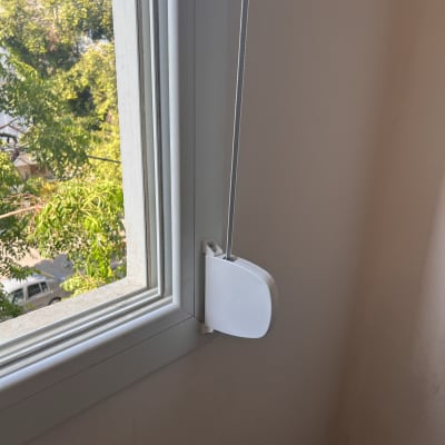 מנגנון פתיחה לתריסים ליד חלון עם חוט משיכה