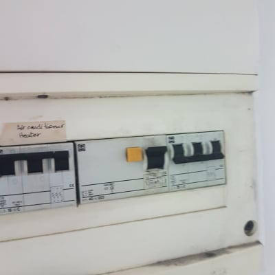 לוח חשמל עם מפסקים ומתגים