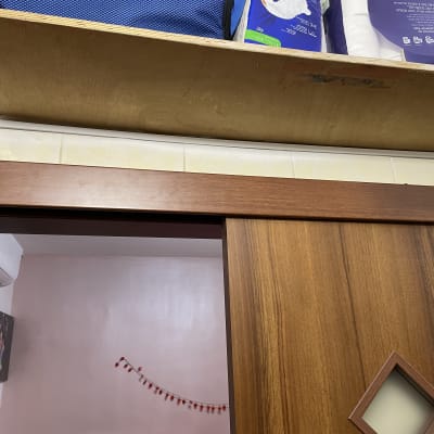 דלת עץ עם חלון יהלום קטן