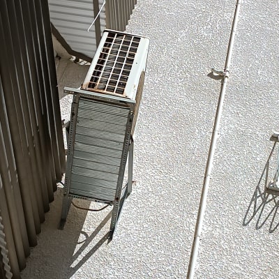 יחידת מיזוג אוויר חיצונית על גג עם צינורות