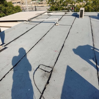 גג עם קווים שחורים לאיטום