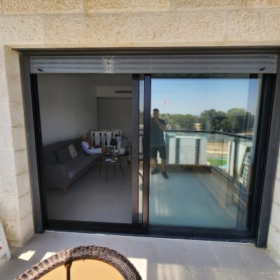 דלת הזזה מאלומיניום עם מסגרת שחורה