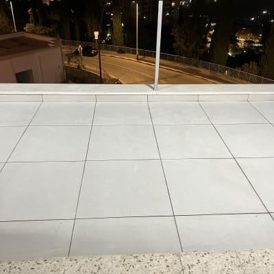 מרצפות אבן עם קווים לאיטום על גג