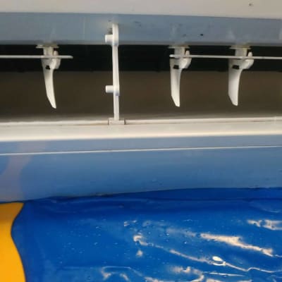 חלק פנימי של מזגן עם תריסים לבנים