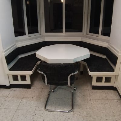 רצפה נקייה עם שולחן וכיסאות