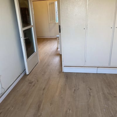 רצפת פרקט עץ בהירה בחדר פנימי