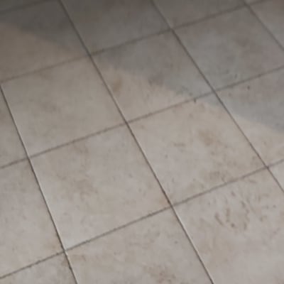 רצפה עם אריחים, חלק נקי וחלק מלוכלך