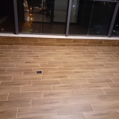 מרפסת עם רצפת אריחים נקייה ומבריקה בלילה