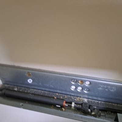 מסילה מתכתית עם ברגים וקפיץ